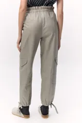 Pantalón cargo color gris topo de lino metalizado, con cintura alta elastizada y lazo de ajuste.