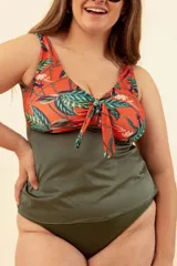 Tankini estampado con base verde militar y estampado de hojas y flores en tonos naranja, verde y blanco. Tiene nudo regulable en el escote.