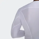 Remera de compresión de manga larga 2XU, diseñada para brindar soporte muscular y mejorar la postura durante la actividad física. Confeccionada en tejido PWX ligero y flexible, cuenta con paneles de ventilación en la espalda y bajo los brazos para optimizar la transpirabilidad y el secado rápido.