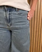 Jeans de tiro medio en denim extra soft, con diseño de pierna ancha tipo wide leg.