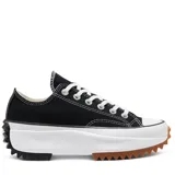Championes Converse Run Star Hike Ox modelo de corte bajo, lona negra con cordones y costuras blancas, suela dentada de plataforma blanca con detalles negros y caramelo.