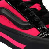 Championes Vans modelo Knu Stack, con diseño de plataforma alta. Presentan una combinación de colores negro y fucsia, con la icónica banda lateral Sidestripe acolchada y detalles de costuras visibles.