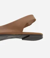 Zapatilla slingback Satinato confeccionada en cuero color bordó, con diseño destalonado, punta fina y tacón bajo.