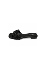 Sandalia baja Paddock modelo Milos, color negro con capellada ancha de tiras entrelazadas y detalles trenzados con textura símil serpiente. Presenta punta cuadrada, base plana y taco bajo.