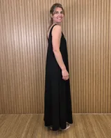Vestido largo marrón de corte holgado, sin mangas y con escote en V.