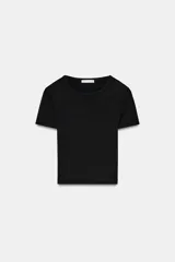 Camiseta negra de manga corta y cuello redondo, con vivos a contraste en el cuello y las mangas.