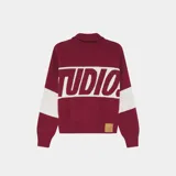 Sweater de punto con cierre frontal completo, cuello polo y diseño oversize. Presenta una franja horizontal blanca en el pecho y las mangas con el logo de la marca tejido en técnica jacquard. Confeccionado en algodón pesado con puños y ruedo acanalados.