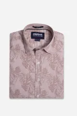 Camisa de hombre Mistral con look lino, de manga corta y corte slim. Presenta un estampado lineal de flores en color azul sobre fondo blanco, cartera abotonada y logo bordado en el pecho.