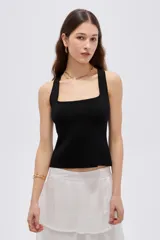 Top de rayón con tirantes anchos, escote cuadrado y diseño al cuerpo.