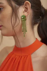Aros colgantes dorados con piedras verdes en corte ovalado y rectangular en la parte superior, y flecos formados por cristales verdes en cascada.
