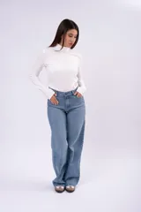 Polera de cuello alto bajo, manga larga, confeccionada en tejido liviano y elástico, con corte ajustado al cuerpo.