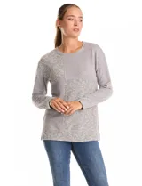 Buzo de manga larga con cuello a la base, confeccionado en tejidos combinados con texturas lisas y acanaladas. Presenta un diseño con tajos laterales en el ruedo.