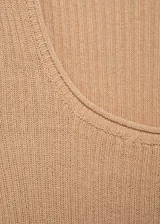 Jersey de punto acanalado color beige, con cuello redondo escotado y mangas cortas. Diseño recto y entallado.