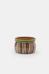 Pack de dos pulseras rígidas de resina, una fina con rayas horizontales multicolores y otra más ancha con rayas verticales multicolores.