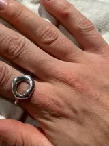 Anillo de plata 925 con diseño minimalista que combina formas geométricas y orgánicas.