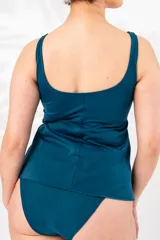 Tankini liso color verde militar, con escote ajustable con nudo y bolsillo interno en el busto para colocar copa removible.