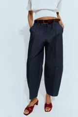 Jeans Z1975 de tiro alto y pernera ancha, estilo wide leg, en denim azul oscuro con costuras en contraste. Cuenta con cintura elástica en la parte trasera, bolsillos delanteros y cierre frontal con cremallera y botón.