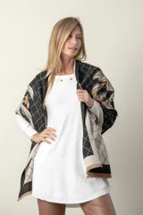 Pashmina rectangular grande color negro con estampado de rombos y hojas color marrón.