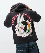 Buzo con capucha y bolsillo canguro, color gris oscuro, con estampa de Bugs Bunny en la espalda y logo de Looney Tunes.
