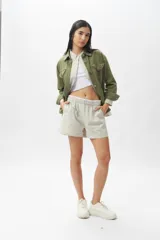 Short piyamero a rayas verticales color verde y blanco, con elástico en la cintura.