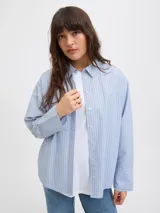 Camisa de manga larga con cuello clásico y cierre frontal de botones. Presenta un diseño a rayas verticales en tonos celestes y blancos, con puños anchos y un corte relajado.