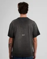Camiseta negra de algodón orgánico con efecto lavado, corte holgado y logo de TwoJeys bordado en el pecho.