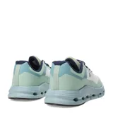 Championes deportivos unisex con diseño moderno, capellada de malla blanca y refuerzos en tono verde agua. Presentan una mediasuela voluminosa de color celeste con orificios laterales para mayor amortiguación y suela negra.