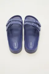 Sandalia tipo Birkenstock de color azul oscuro, fabricada en material sintético con dos tiras ajustables con hebillas al tono.