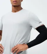 Remera deportiva de hombre con tecnología dry fit, cuello redondo y mangas cortas. Presenta un diseño minimalista con etiqueta aplicada en el dobladillo y detalles a contraste.