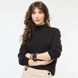 Sweater de punto color negro con cuello alto y mangas largas con puños acanalados.