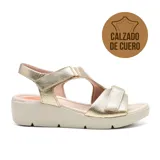 Sandalias de cuero color dorado con plataforma baja color crema.