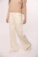 Pantalon sastrero de corte recto y tiro alto, con pretina ancha, cierre frontal con botón y bolsillos laterales.