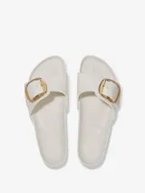 Sandalias Birkenstock Madrid Big Buckle, confeccionadas en goma EVA color blanco. Presentan una tira ancha sobre el empeine con hebilla grande dorada ajustable.