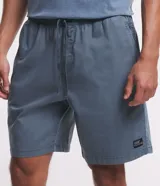 Bermuda de sarga lavada color gris claro, de corte recto, con bolsillos laterales y presillas en la cintura.