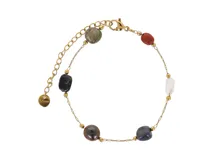 Pulsera de cadena fina de acero con baño de oro, adornada con piedras naturales de diversos colores y formas irregulares. Incluye una cadena de alargue y un dije circular pequeño grabado.