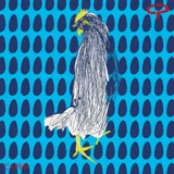 Pañuelo cuadrado con estampado artístico de un gallo realizado con trazos tipo boceto sobre un fondo de patrón de óvalos azules y celestes.