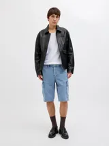 Bermuda cargo de denim celeste con bolsillos laterales y cierre con cremallera. Confeccionado en tejido de sarga con mezcla de algodón y fibras recicladas.