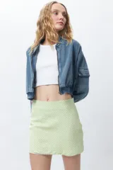 Minifalda recta cuadrillé en tonos verde y blanco, con cierre invisible en el lateral.