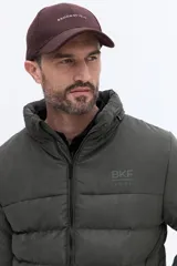 Campera puffer de nylon con diseño matelaseado, cuello alto y cierre frontal. Presenta un corte regular, bolsillos laterales con cierre y logo bordado en el pecho.