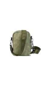 Bandolera morral color verde militar, con cierre metálico principal y cierre frontal. Cuenta con correa de galón gruesa y ajustable.