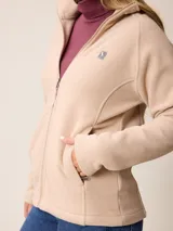 Campera de polar con cierre frontal completo, cuello alto y bolsillos laterales. Presenta un pequeño logo bordado en el pecho.