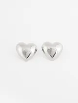 Aros dorados con forma de corazón y cierre a presión.