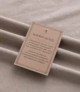 Remera de corte slim, cuello redondo y manga corta, confeccionada en algodón suave. Diseño básico y versátil sin estampados.