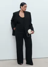 Blazer de corte recto y diseño clásico, con cuello de solapa con muesca, cierre frontal de un botón y mangas largas. Cuenta con un bolsillo de ribete en el pecho y dos bolsillos laterales con solapa. Incluye forro interior.