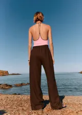 Pantalon de corte recto y tiro medio, confeccionado en una mezcla de lino y viscosa. Presenta cintura elástica con cordón ajustable y bolsillos laterales.