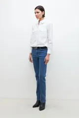 Pantalón de jean azul de corte recto, con cintura alta y bolsillos delanteros y traseros.