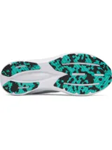 Championes de running Under Armour modelo Assert 11, color blanco con detalles en verde turquesa y negro. Presentan parte superior de malla transpirable con revestimientos de cuero, mediasuela con amortiguación Charged+ y suela de goma resistente.