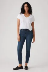 Jean skinny de tiro alto color azul oscuro, con cierre de botón y cremallera, y bolsillos delanteros y traseros.