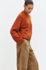 Jersey de punto de cuello redondo y manga larga, con diseño de tejido grueso y acabados en rib en cuello, puños y ruedo.