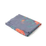 Pashmina de tela suave en color azul con estampado floral en tonos naranjas, verdes y celestes.